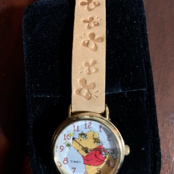 Timex Vintage Winnie the Pooh Bees & Honey Watch with Embossed Wristband. - Picture 2 of 3